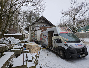 Zateplení stropu rodinného domu pomocí foukané izolace